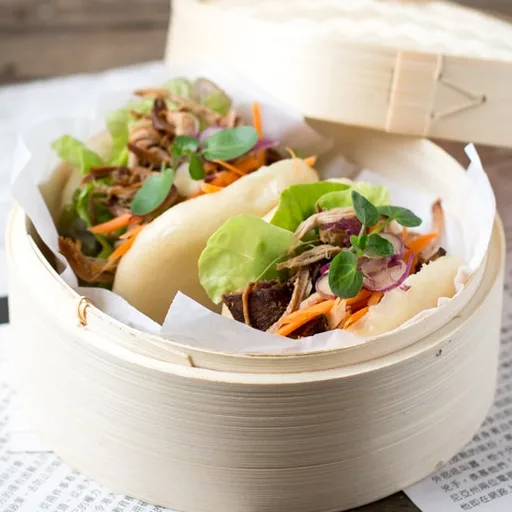 Steamed bao buns with pulled pork バオバン