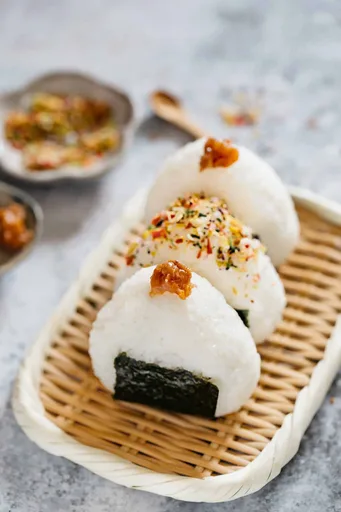How to Make Japanese Onigiri (Rice Balls) おむすび