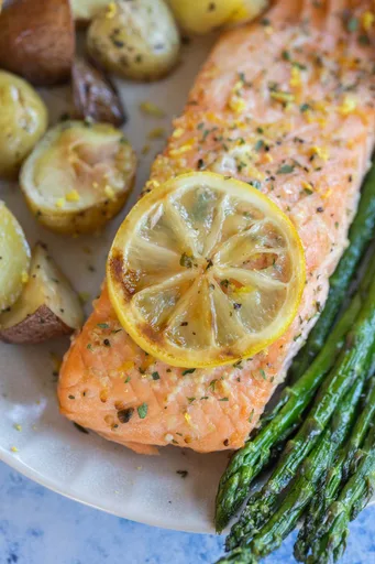 Salmón Marinado al Limón y Ajo