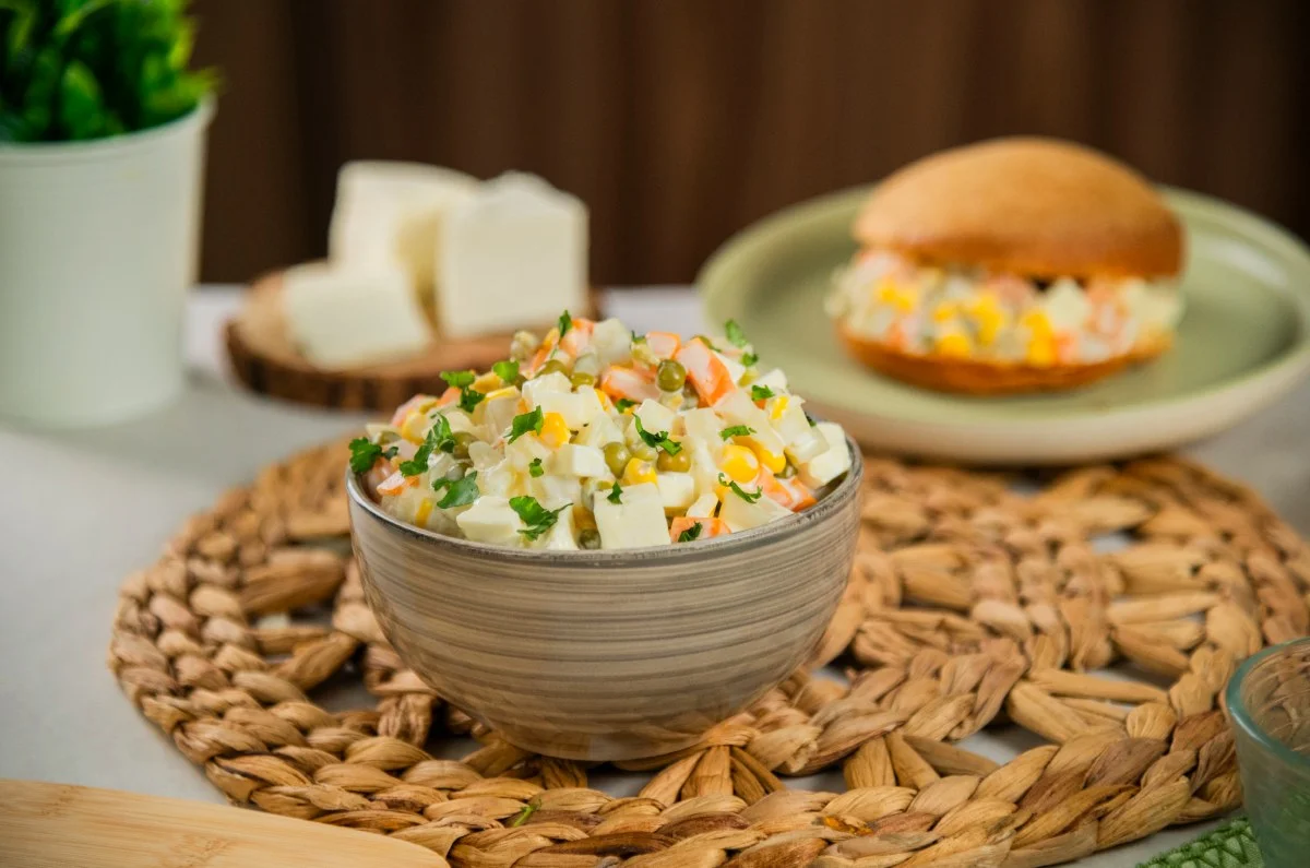 Ensalada rusa con queso panela, receta fresca, económica y deliciosa
