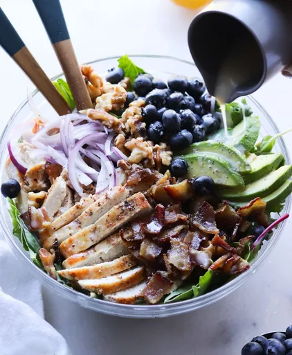 Ensalada de pollo alta en proteínas
