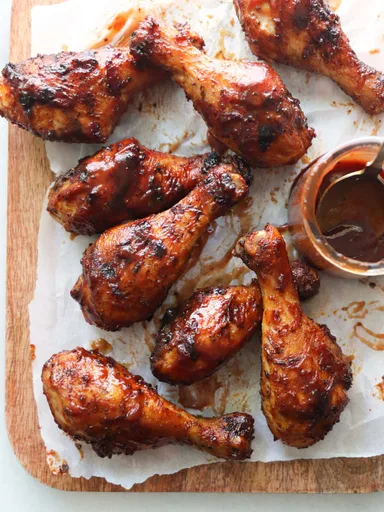 Muslos de pollo a la barbacoa a la parrilla