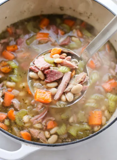 Sopa de judías blancas y jamón