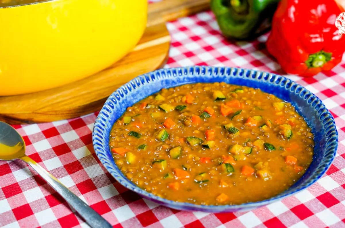 Lentejas con verduras, receta casera, económica y rendidora para toda la familia