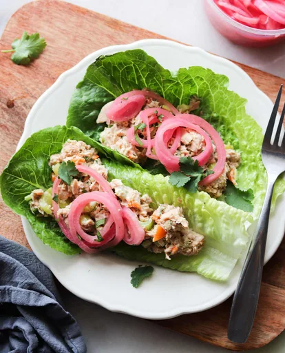 Ensalada picante de atún en hojas de lechuga