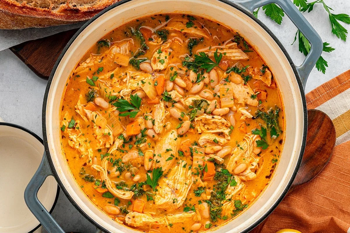 Sopa de pollo y alubias blancas