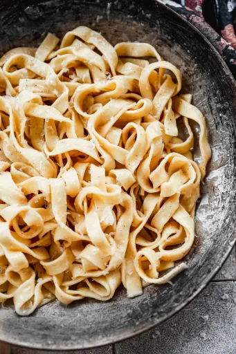 Pasta con mantequilla tostada y miso