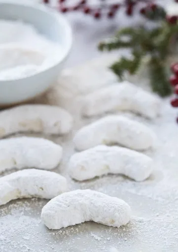 Kourabiedes (Greek Butter Cookies)