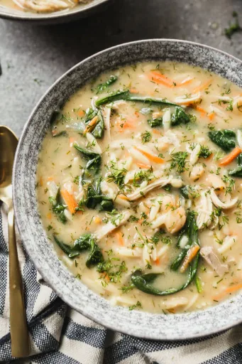 Sopa de pollo al limón