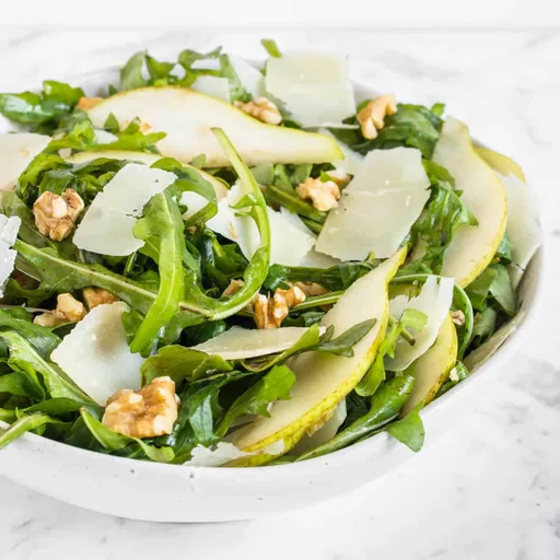 Ensalada de rúcula, pera y parmesano