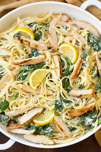 Pasta cremosa de limón, ricotta y parmesano con espinacas y pollo a la parrilla