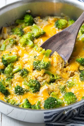 One Pan Cheesy Chicken and Broccoli with Quinoa