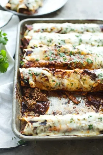 Enchiladas de Ternera Desmenuzada con Salsa de Chile Ancho