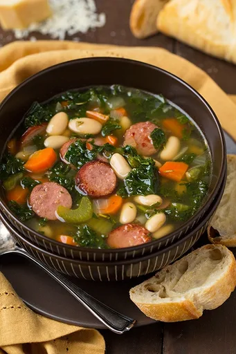 Sopa de Col Rizada, Alubias Blancas y Salchicha
