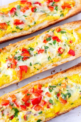 Baguette con huevo al horno