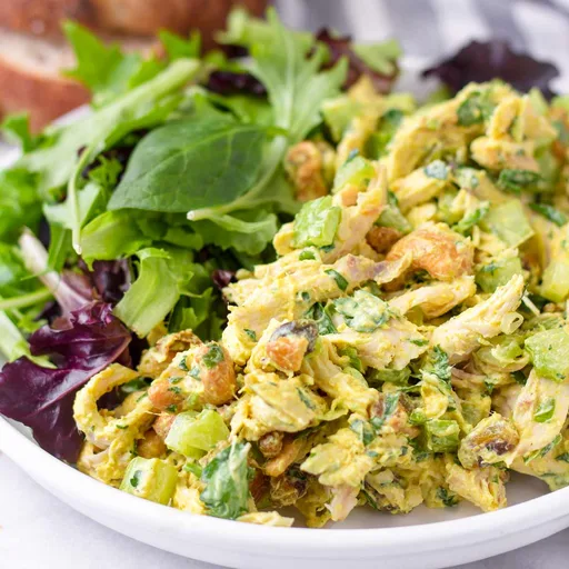 Ensalada de pollo al curry cremosa