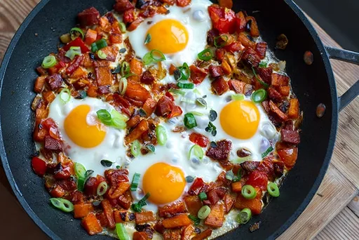 Sartén de huevos con chorizo y patata dulce