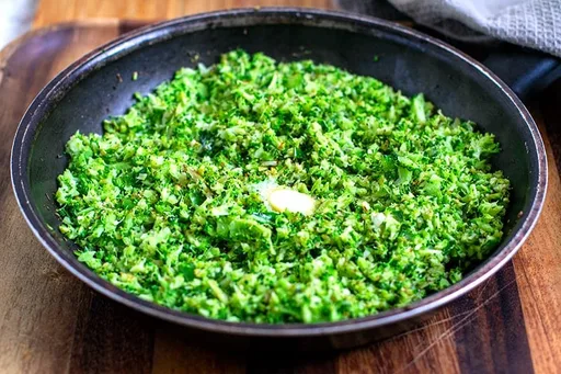 Arroz de brócoli fácil (Keto, Paleo, Whole30)