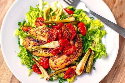Ensalada de pollo a la parrilla y tomates asados