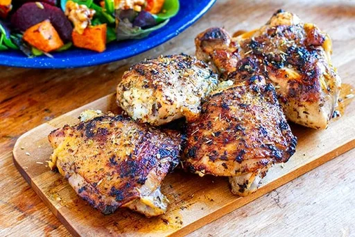 Muslos de pollo asados con marinada de orégano y ajo