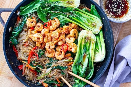 Salteño de fideos de cristal de boniato con langostinos y pak choi