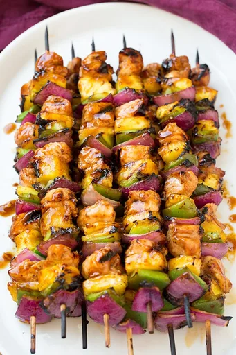 Brochetas de pollo hawaianas