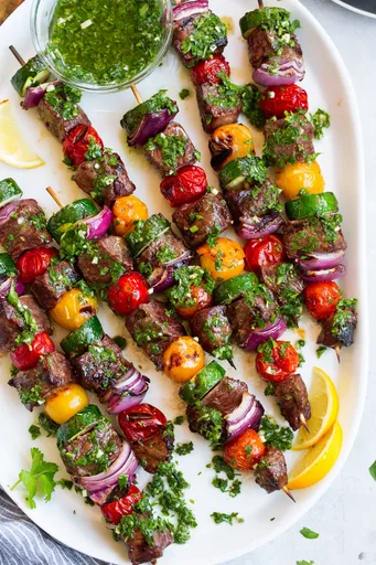 Brochetas de carne con chimichurri
