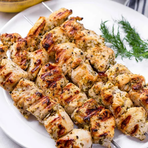 Brochetas de pollo griegas a la parrilla