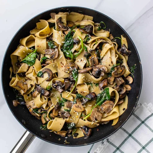Pasta pappardelle con champiñones