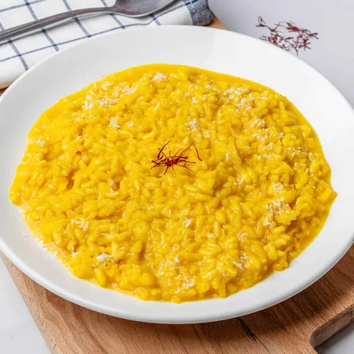 Risotto cremoso al azafrán (Risotto alla Milanese)