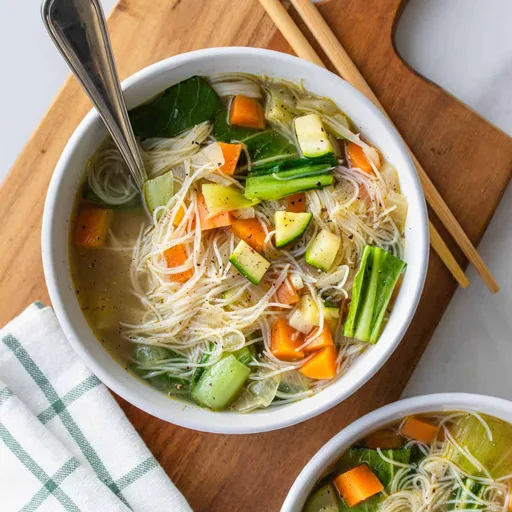 Sopa de fideos con verduras