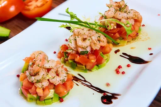 Torres de ensalada de aguacate, tomate y gambas