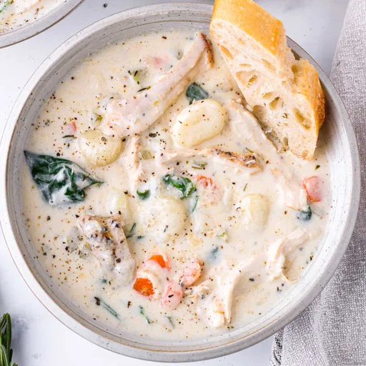 Sopa de ñoquis con pollo