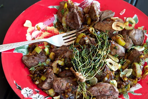 Hígados de pollo paleo con tomillo, ajo y puerros