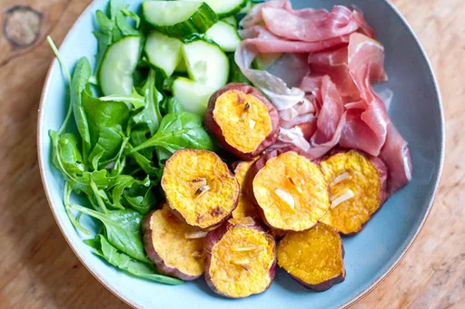 Ensalada de boniato, jamón y rúcula