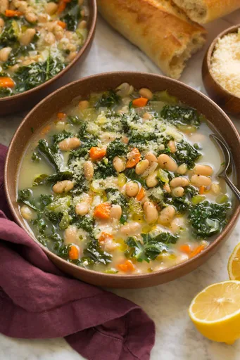 Sopa de judías blancas y col rizada