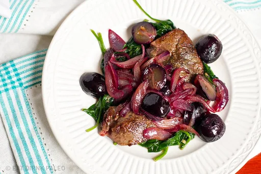 Hígado de cordero con cebolla caramelizada y uvas