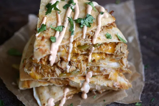 Quesadilla de Cerdo Desmenuzado con Chiles Hatch y Salsa Barbacoa Cremosa al Chipotle