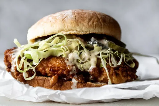 Sándwich de Pollo Frito con Salsa Blanca de Alabama