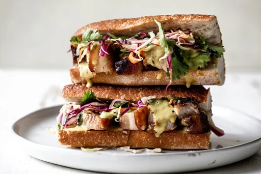 Sándwich de panceta de cerdo asada con salsa de curry amarillo al coco