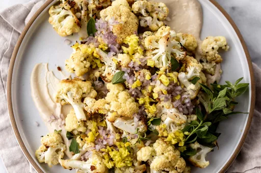 Coliflor asada con tahini