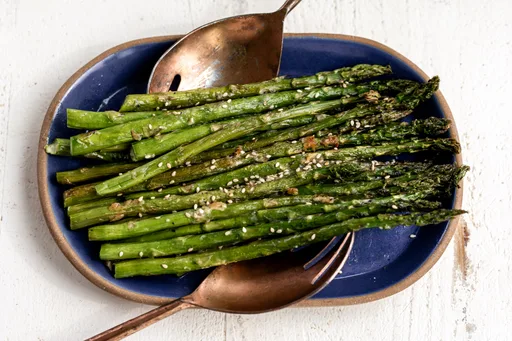 Espárragos asados con mantequilla de miso