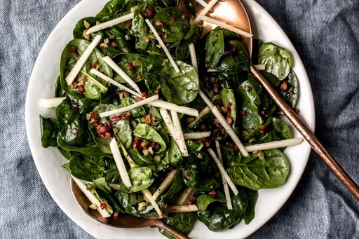 Ensalada tibia de espinacas con pepinillos agrios y manzanas