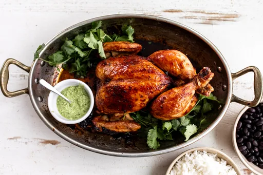 Pollo estilo peruano entero con ají verde (pollo a la brasa)