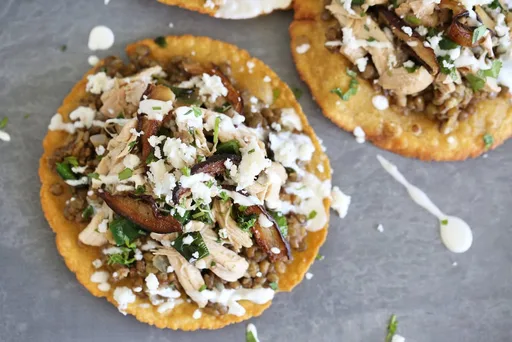 Tostadas de muslo de pollo braseado al cilantro y lima con lentejas refritas