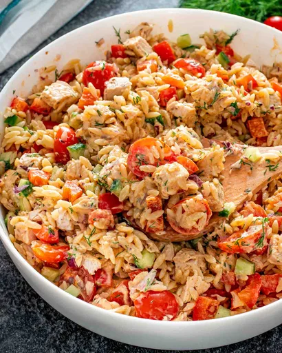 Ensalada de pasta orzo con pollo