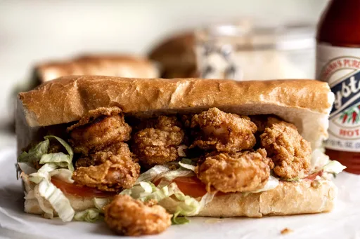 Sándwich Po’ Boy de Camarones Fritos con Remoulada Cajún