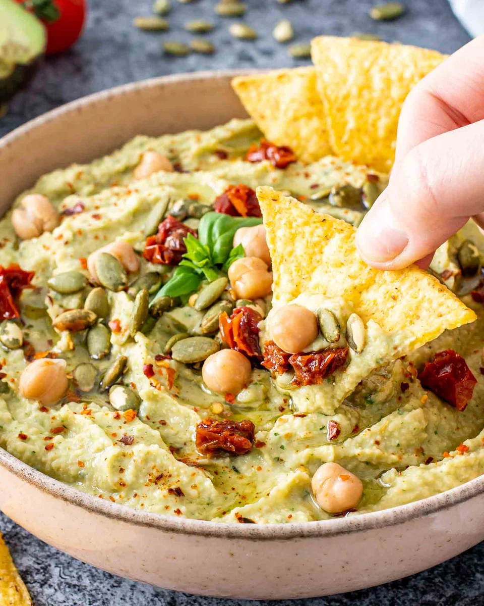 Dip de aguacate y albahaca