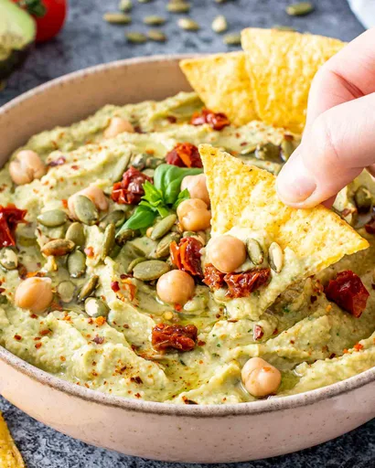 Dip de aguacate y albahaca