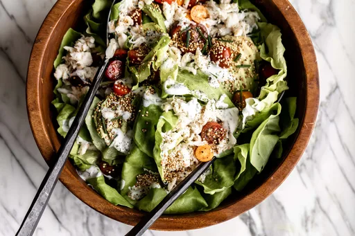 Ensalada de cangrejo con quinoa inflada y aderezo de estragón